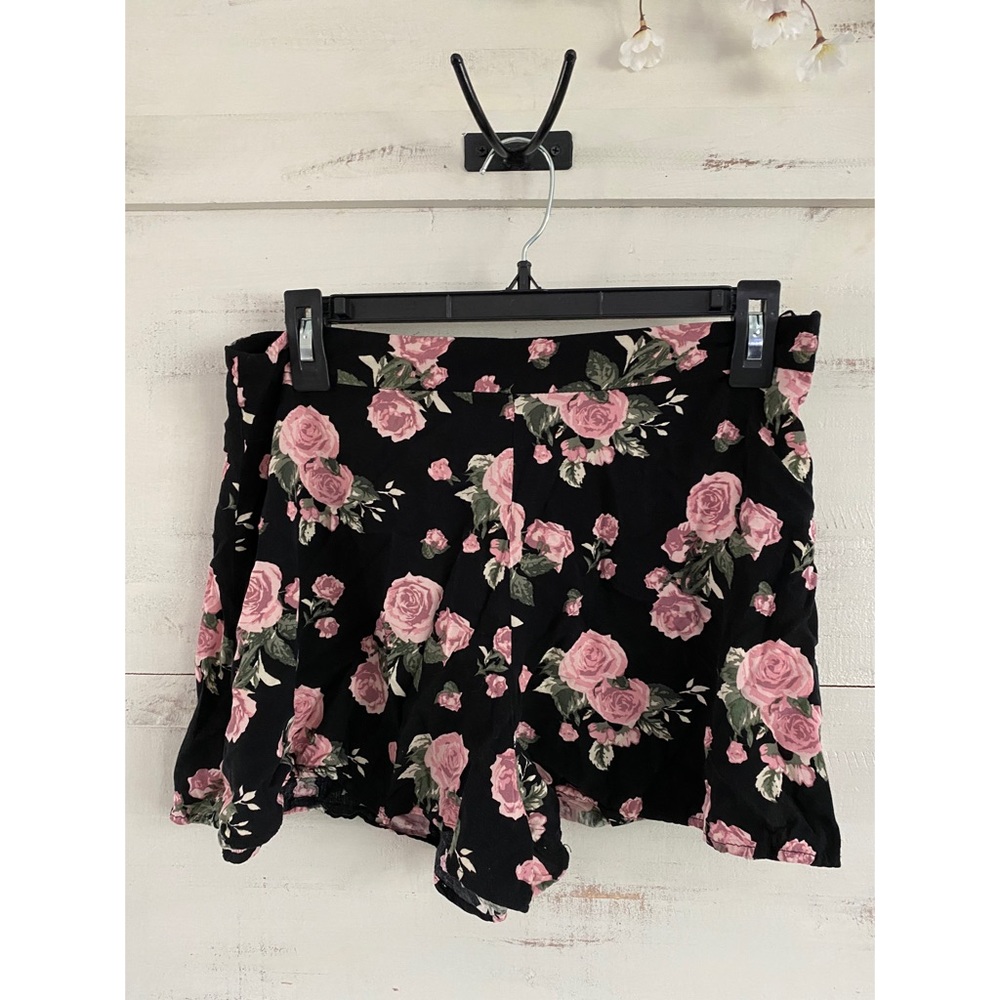 Rue21 Shorts with Roses Size L